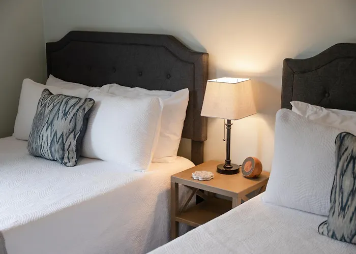 Be A Nomad - Stunning 2-Br Blocks From The Beach