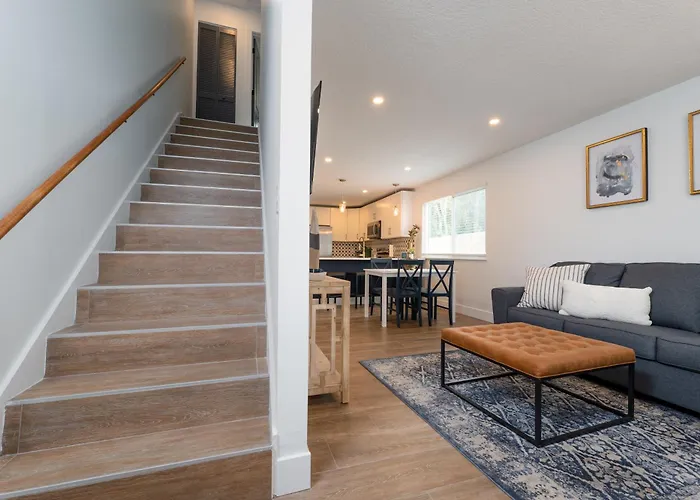 Be A Nomad - Stunning 2-Br Blocks From The Beach