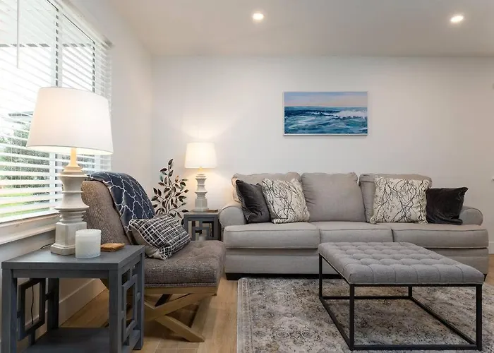 Be A Nomad - Stunning 2-Br Blocks From The Beach