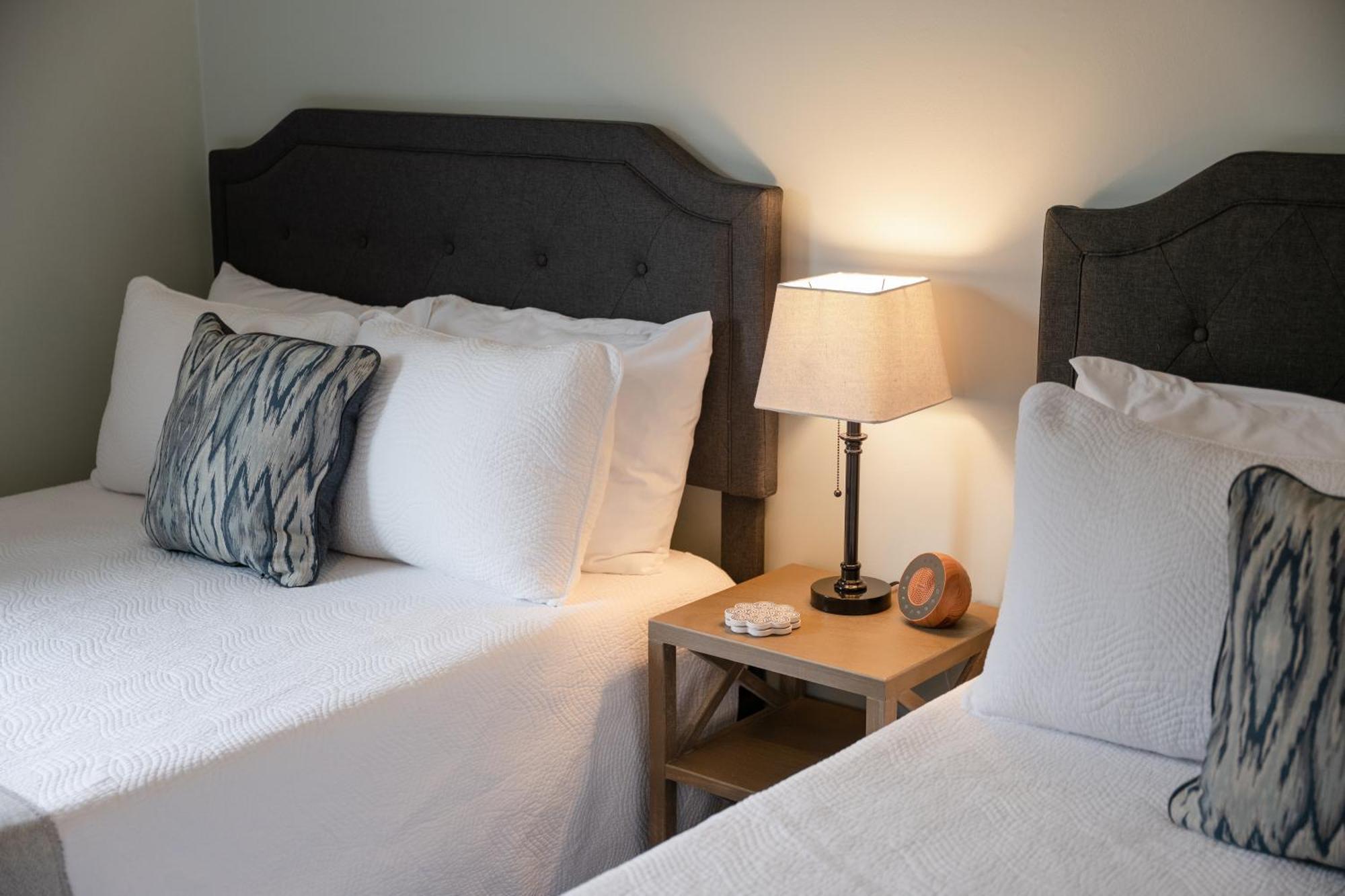 Be A Nomad - Stunning 2-br Blocks From The Apartment *