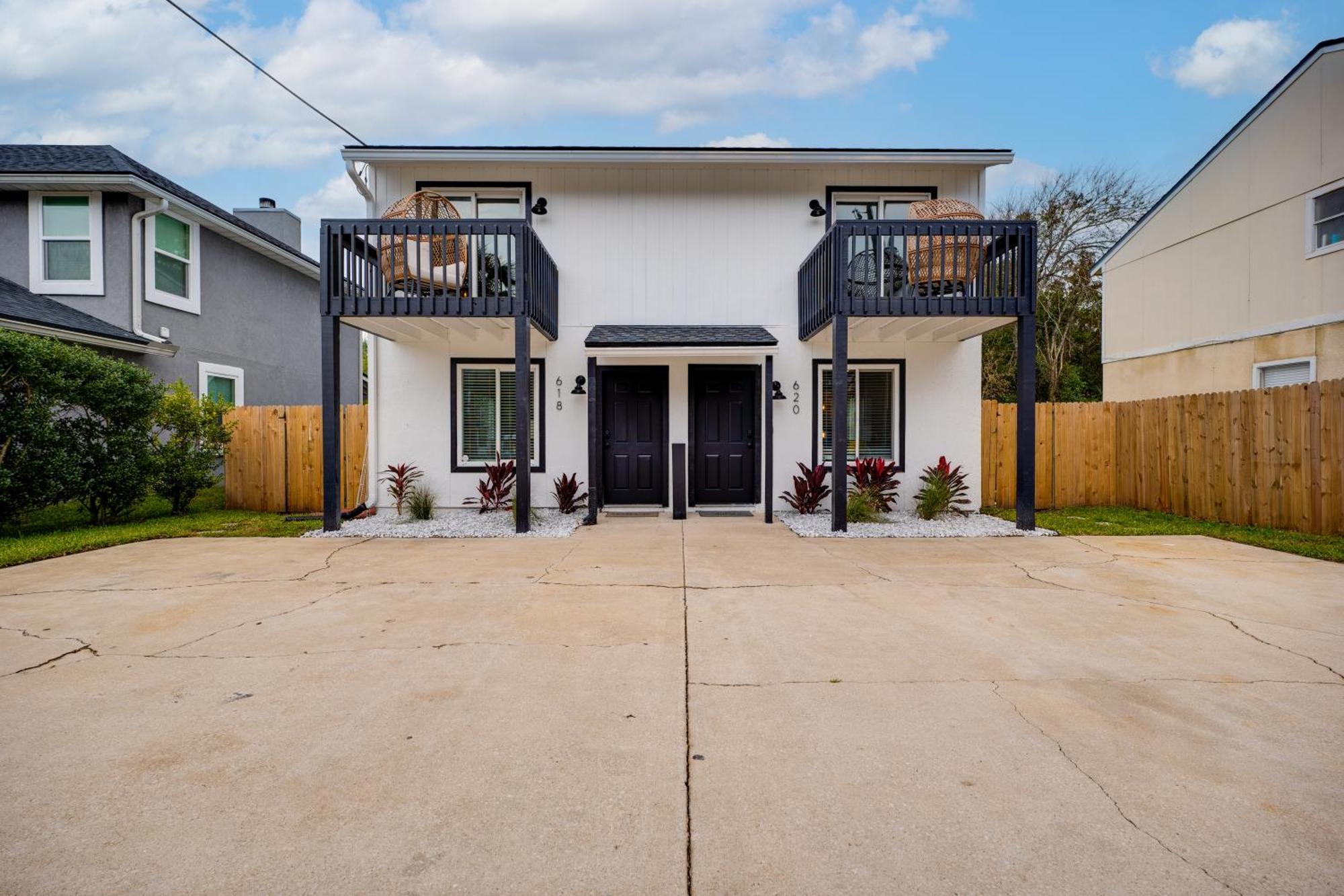 Be A Nomad - Stunning 2-br Blocks From The