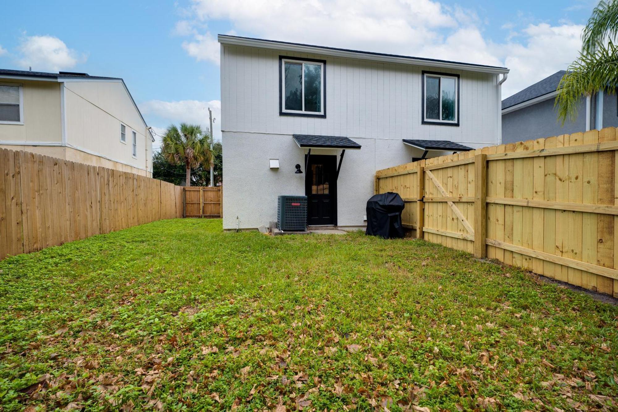 Be A Nomad - Stunning 2-br Blocks From The