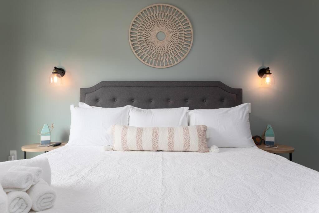 Be A Nomad - Stunning 2-br Blocks From The