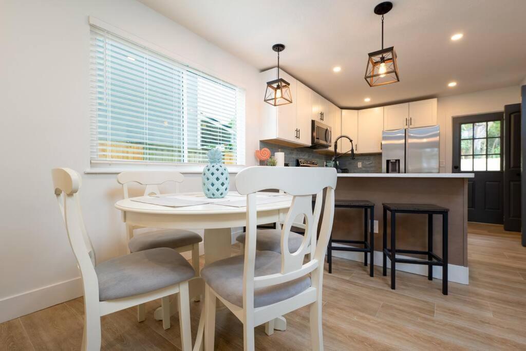 Be A Nomad - Stunning 2-br Blocks From The Apartment *